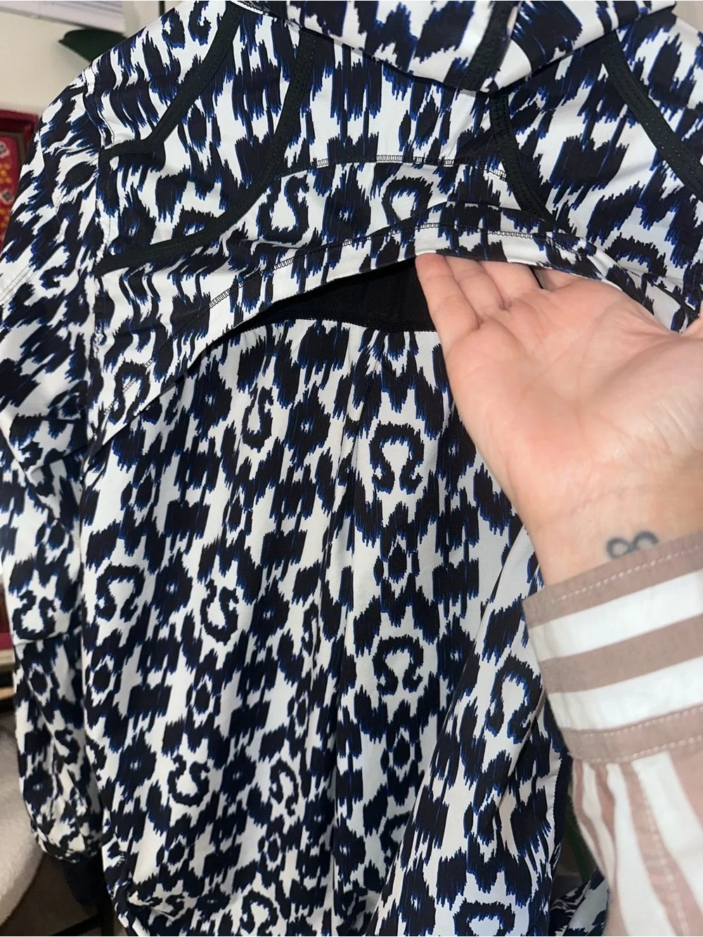 Lululemon Downtime Jacket Sprinkler Ikat Blue White Size 4 Rare